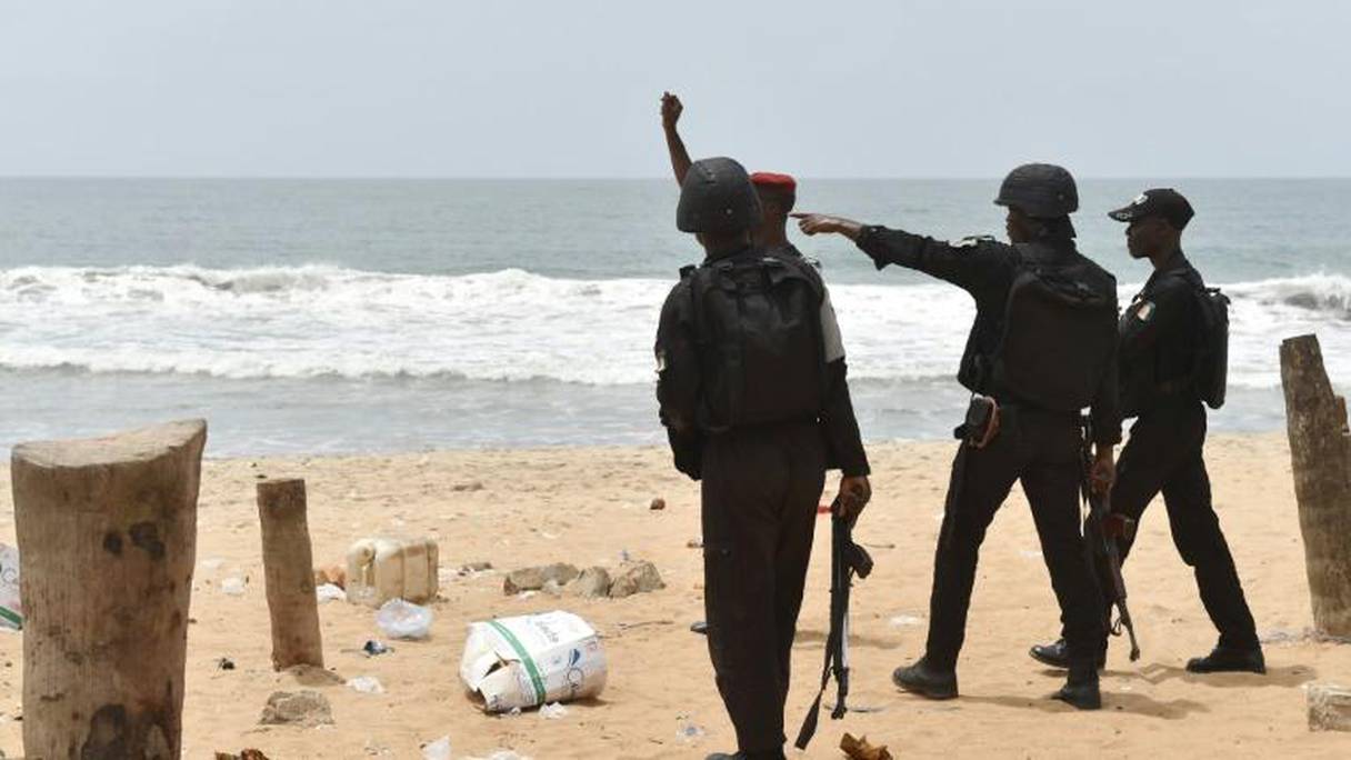 Des militaires patrouillent sur la plage de Grand Bassam en Côte d'Ivoire, le 14 mars 2016 
© AFP ISSOUF SANOGO