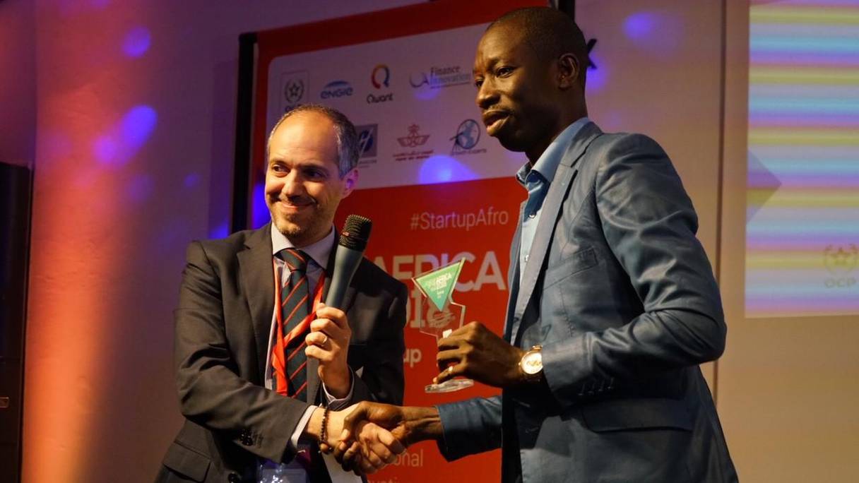Younes Addou, vice-président Finance, OCP Africa, remettant le Prix spécial OCP Agritech à Brou Kouame Yves Laurent, fondateur de Grace Agricole de Côte d'Ivoire (GRACI).