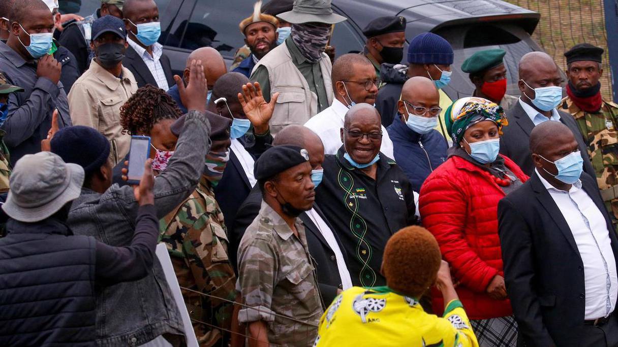 Au centre, la main levée, Jacob Zuma.