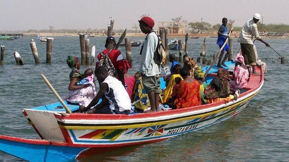 La pirogue est utilisée aussi bien pour l'activité de pêche que pour le transport de personnes, comme ici dans le Saloum. 