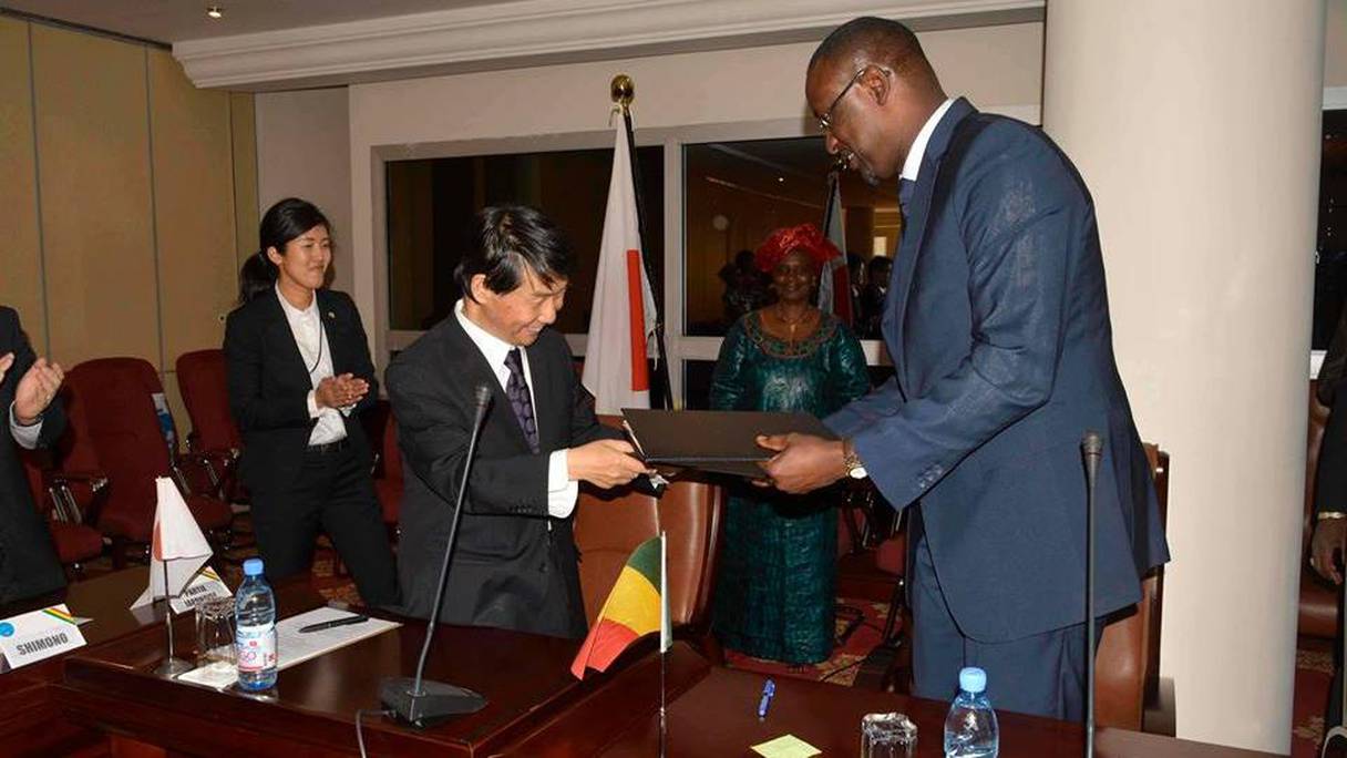 L’ambassadeur du Japon, Akira Matsubara, et le ministre malien des Affaires étrangères, de la coopération internationale et de l’intégration africaine Abdoulaye Diop. 