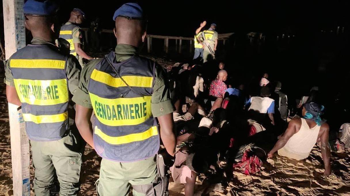 La gendarmerie sénégalaise interceptant des candidats à l'émigration clandestine.