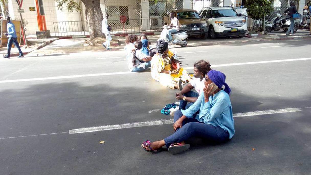Les "femmes" de Khalifa Sall, assises sur la route, demandent la libération du maire de Dakar
