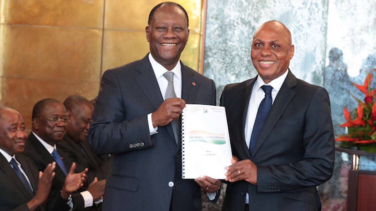 Alassane Ouattara recevant une copie de l'avant-projet de la nouvelle constitution ivoirienne.