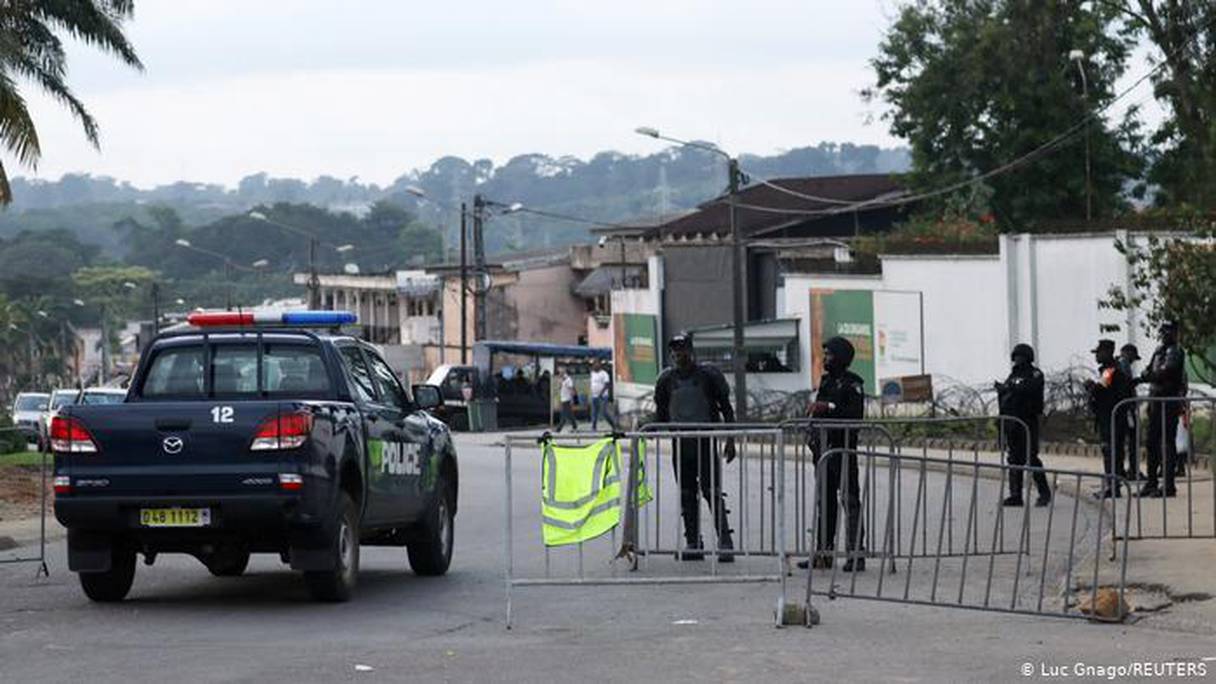 Les forces de sécurité surveillant les locaux de la Commission électorale indépendante. 