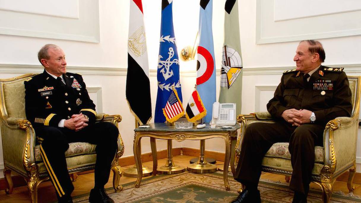 Le général américain Martin E. Dempsey, ex-chef d'état-major des armées américaines (2011-2015) et son homologue égyptien de l'époque, Sami Anan. 