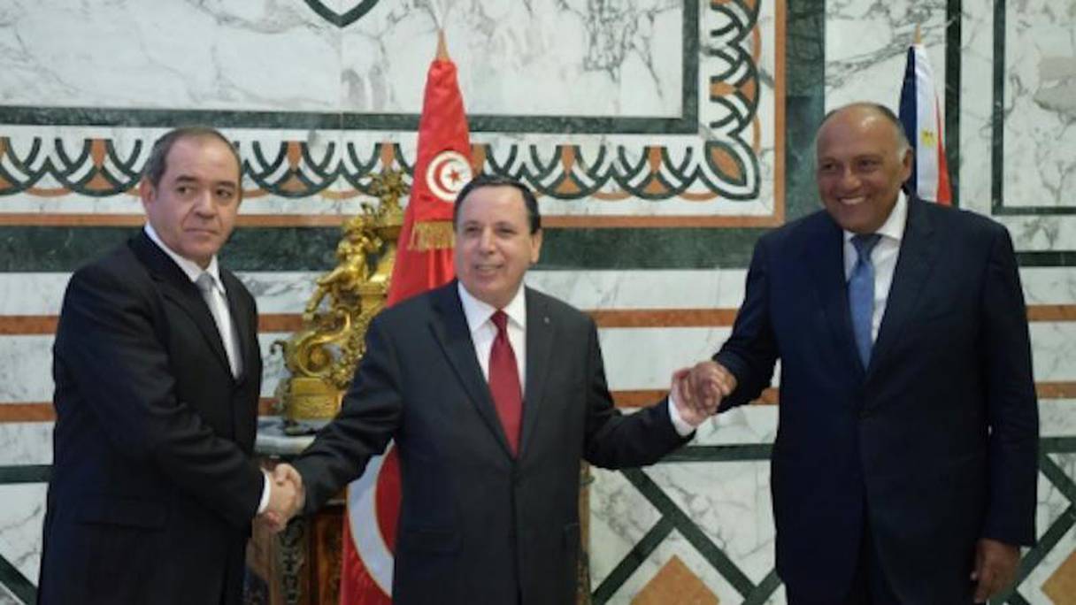 Le ministre tunisien des Affaires étrangères Khemaies Jhinaoui (C) avec ses homologues égyptien Sameh Choukry (D) et algérien Sabri Boukadoum (G) avant une réunion tripartite sur la Libye, le 12 juin 2019 à Tunis 