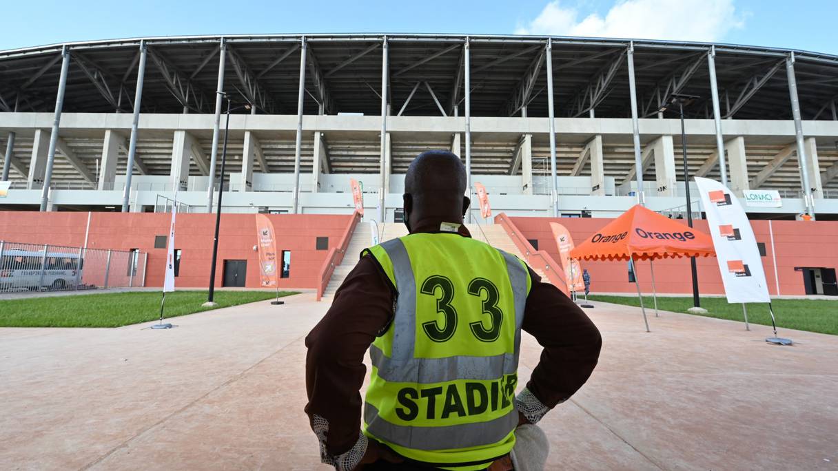 Un homme regarde à l'extérieur du stade de Yamoussoukro, construit pour la Coupe d'Afrique des Nations (CAN) 2023, avant un match de football de qualification entre la Côte d'Ivoire et la Zambie à Yamoussoukro, le 3 juin 2022.