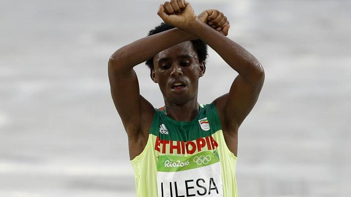L'athlète éthiopien Feyisa Lilesa, 2e du Marathon des JO Rio, et son geste de protestation contre la politique répressive du gouvernement éthiopien contre les Oromos. 