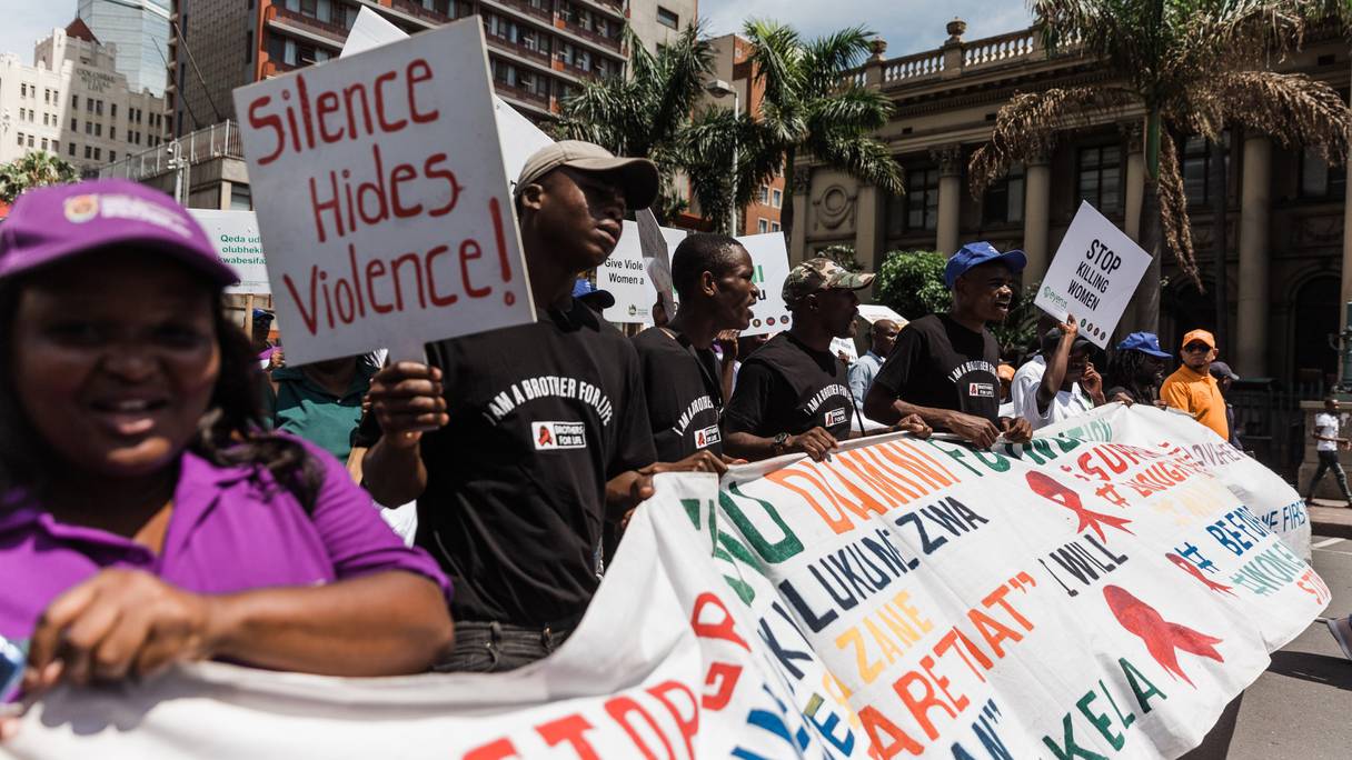 Des centaines d'hommes et de femmes des services de police sud-africains (SAPS) et des militants sexistes participent à une marche à Durban, le 12 novembre 2022, en réponse à la campagne du roi zoulou Misuzulu kaZwelithini nouvellement couronné pour mettre en évidence la violence sexiste et le fémicide (GBVF) en Afrique du Sud.