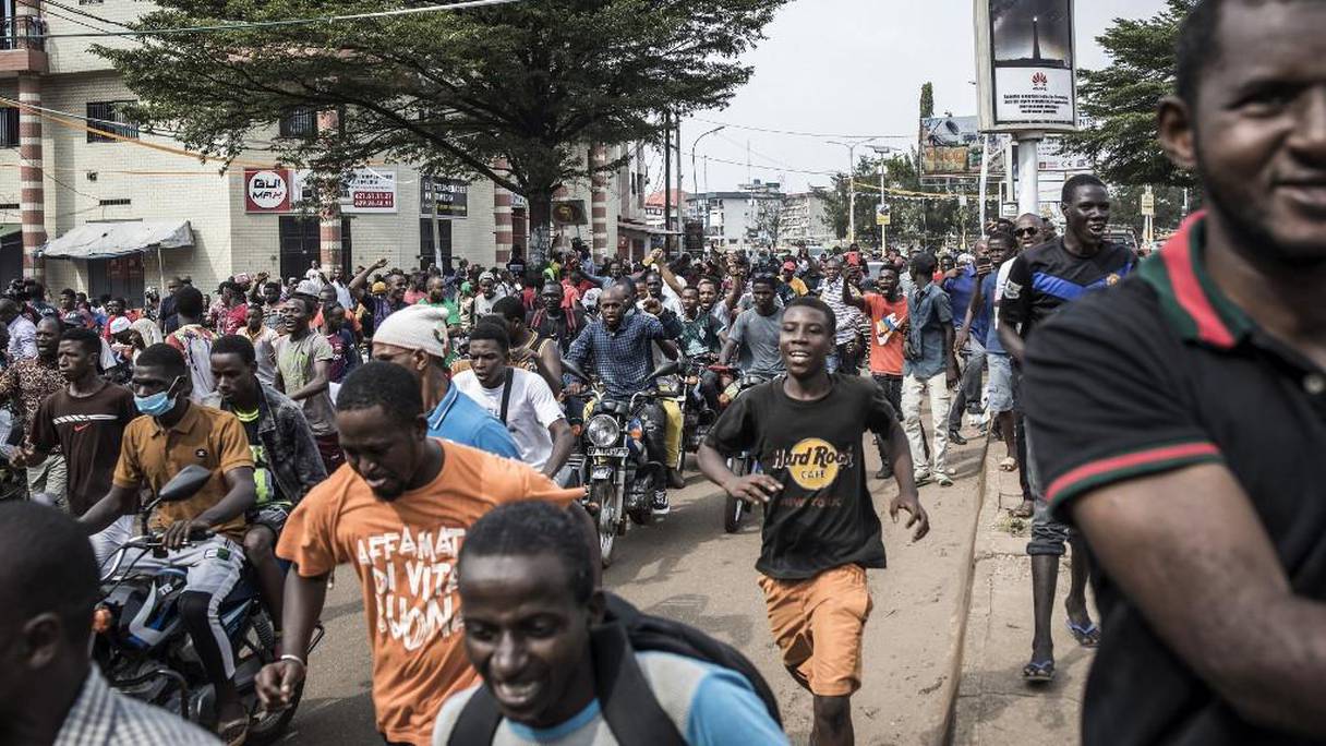 Des partisans de Cellou Dalein Diallo accourant pour célébrer sa "victoire" autoproclamée, lundi 19 octobre à Conakry. 