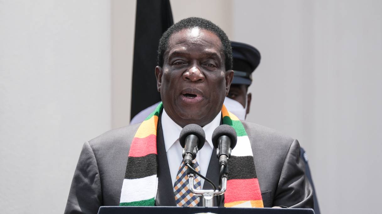 Le président du Zimbabwe, Emmerson Mnangagwa, s'adresse aux médias à la State House à Nairobi, au Kenya, le 9 mars 2022.