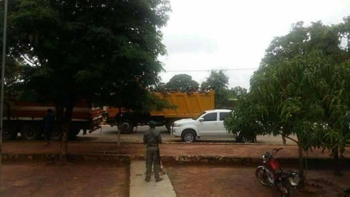 L'auteur de cette photo publiée sur la page Facebook d'une communauté guinéenne au Mozambique, explique que des Ouest-africains sont en train d'être transportés en camion vers la prison centrale de Pemba après une rafle de la police mozambicaine à Montepuez. 