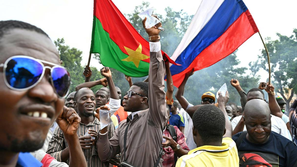 Les partisans du chef de l'Etat burkinabè, Ibrahim Traoré, brandissent les drapeaux du Burkina Faso et de la Russie lors d'une manifestation près du siège national de la radio et de la télévision (RTB) à Ouagadougou le 6 octobre 2022. - Le capitaine Ibrahim Traoré a été nommé président du Burkina Faso le Le 5 octobre, selon un communiqué officiel, après le deuxième coup d'État de ce pays d'Afrique de l'Ouest en moins de neuf mois. (Photo par Issouf SANOGO / AFP)
