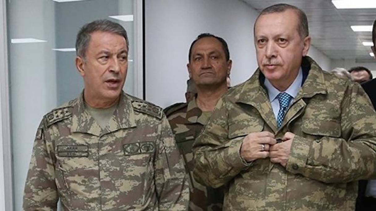 Le ministre turc de la Défense Hulusi Akar en compagnie du président Recep Tayyip Erdogan.