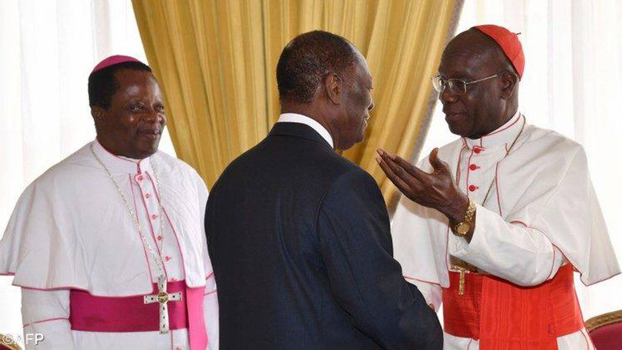 Le cardinal Jean-Pierre Kutwa, chef de l'Eglise catholique en Côte d'Ivoire, en discussion avec le président Ouattara. 