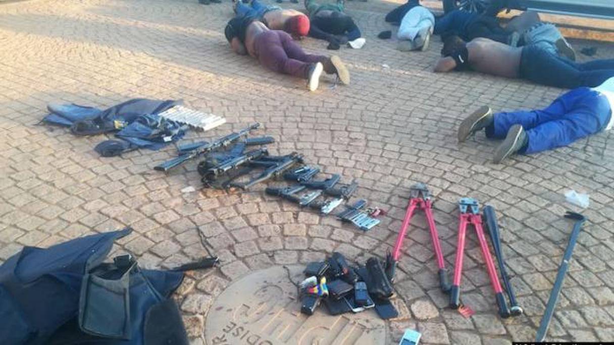 La police sud-africaine a arrêté des dizaines de personnes et saisi des armes à feu suite à la prise d'otages dans une église près de Johannesburg.