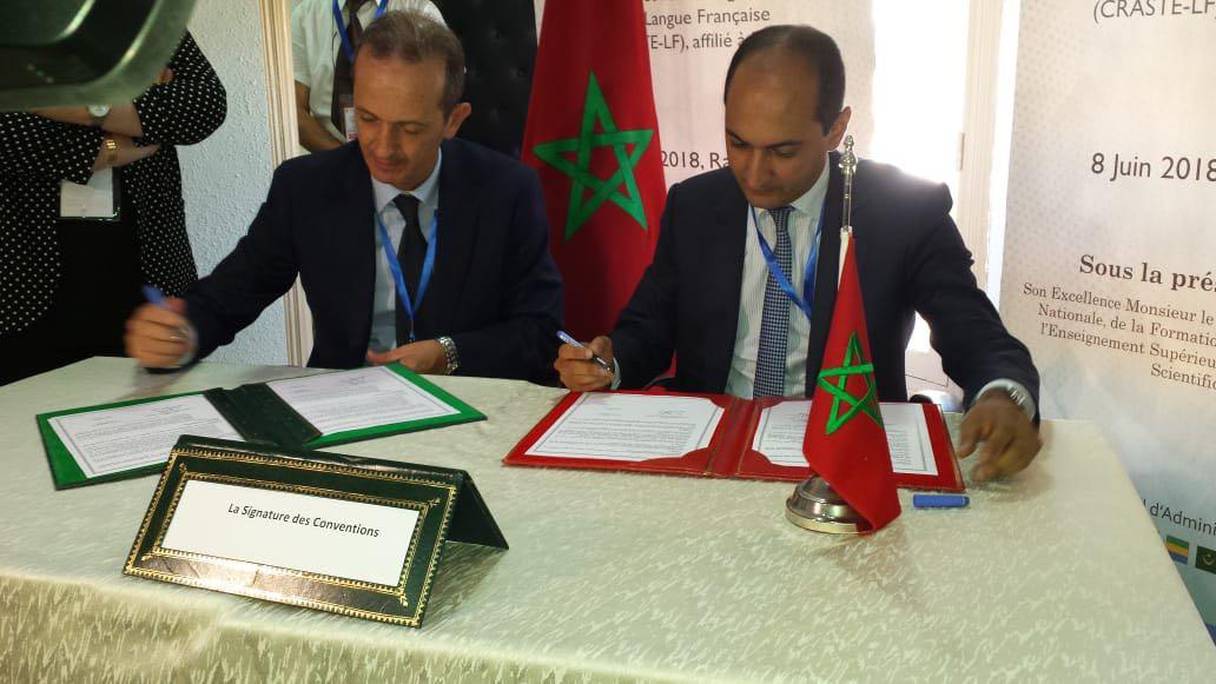De droite à gauche: Mohamed Methqal, Ambassadeur et directeur général de l’Agence marocaine de coopération internationale (AMCI) et Anas Emran, Directeur du Centre régional africain des sciences et technologies de l’espace en Langue française (CRATSE-LF).