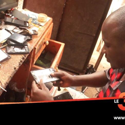 Mali: la réparation de téléphones portables, un métier qui attire les jeunes chômeurs