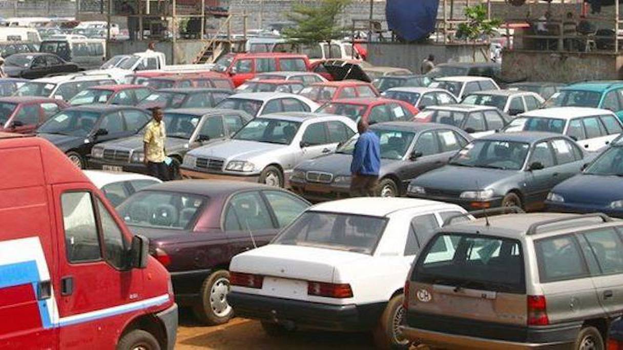 Un marché de voitures d'occasion en Côte d'Ivoire.