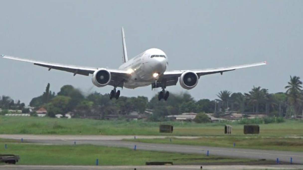 Une avion atterrissant à l'aéroport de Libreville.