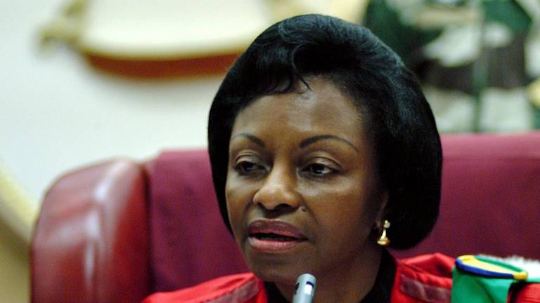 Marie-Madeleine Mbarantsuo, actuelle présidente de la Cour constitutionnelle, elle est la femme la plus puissante du Gabon. Mais, c'est aussi la belle-mère d'Ali Bongo, pour avoir eu trois fils avec Omar Bongo. 