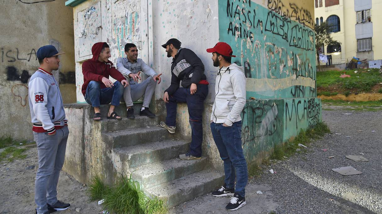 Un groupe de jeunes chômeurs dans un quartier populaire d'Alger, en février 2019. Rien n'a changé depuis. 