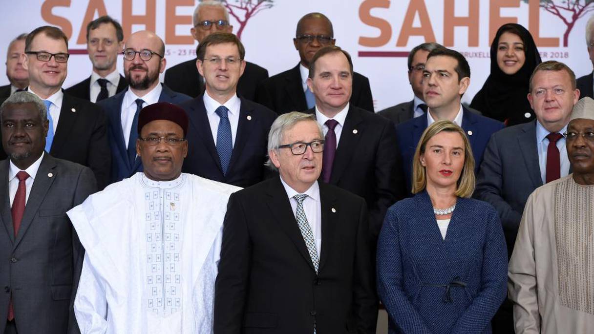 Le président du G5 Sahel et chef d'Etat nigérien Mahamadou Issoufou (2e à gauche), le président de la Commission européenne Jean-Claude Juncker (centre) et la cheffe de la diplomatie européenne Federica Mogherini (droite), à Bruxelles le 23 février 2018.