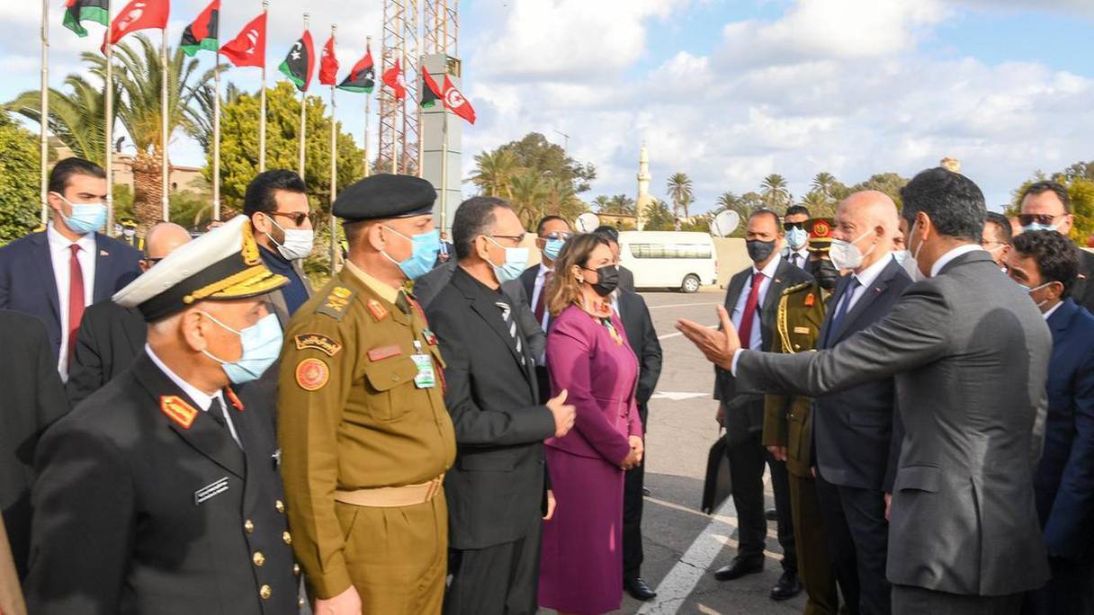 Le président tunisien Kais Saied accueilli à l'aéroport de la capitale Tripoli (ouest). 