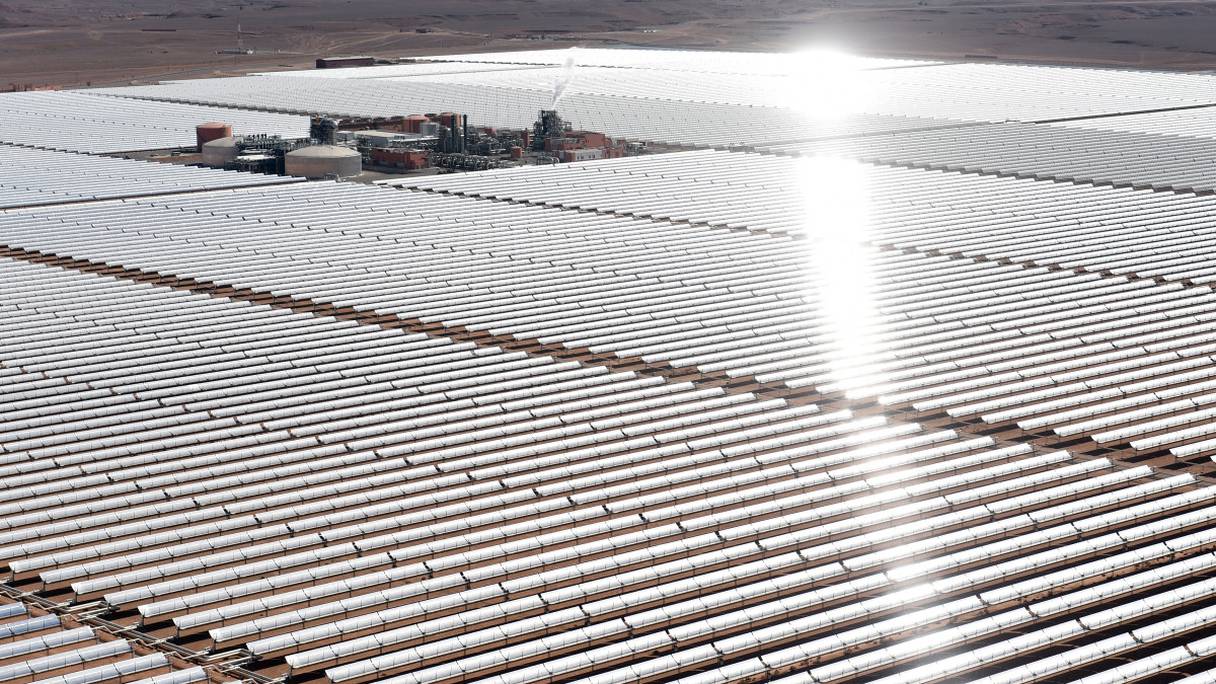 Une vue aérienne des miroirs solaires de la centrale solaire à concentration (CSP) Noor 1, à environ 20 km (12,5 miles) de la ville de Ouarzazate, le 4 février 2016. Noor 1, l'une des plus grandes centrales solaires au monde, est la première étape d'un projet plus vaste visant à stimuler la production d'énergie renouvelable au Maroc.