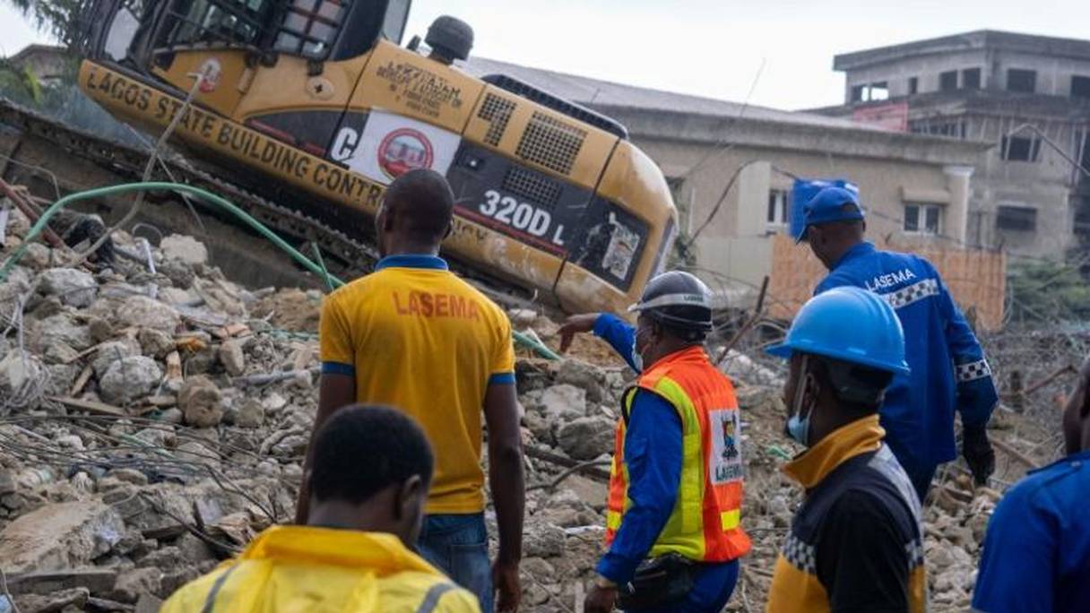 Des équipes de secours sur le site de l'effondrement d'un immeuble inachevé, le 4 septembre 2022 à Lagos, au Nigeria.
