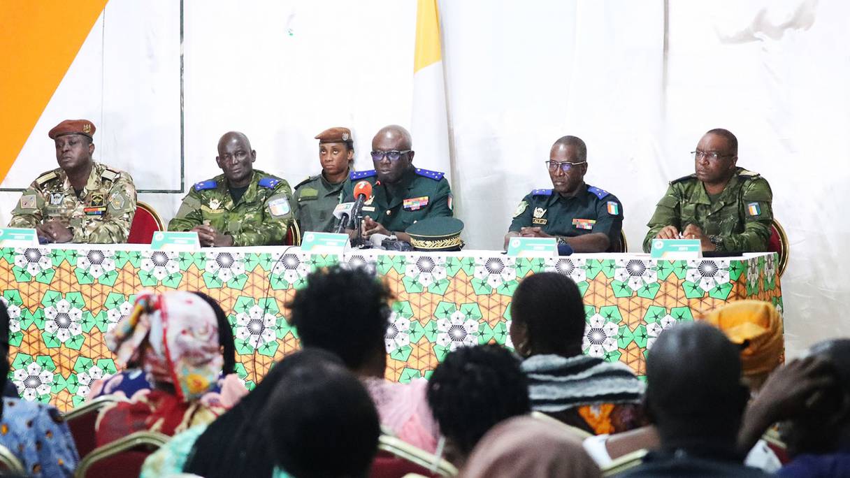Le général Lassina Diaby, chef d'état-major des armées ivoiriennes, s'adressant aux familles des 49 militaires détenus au Mali.