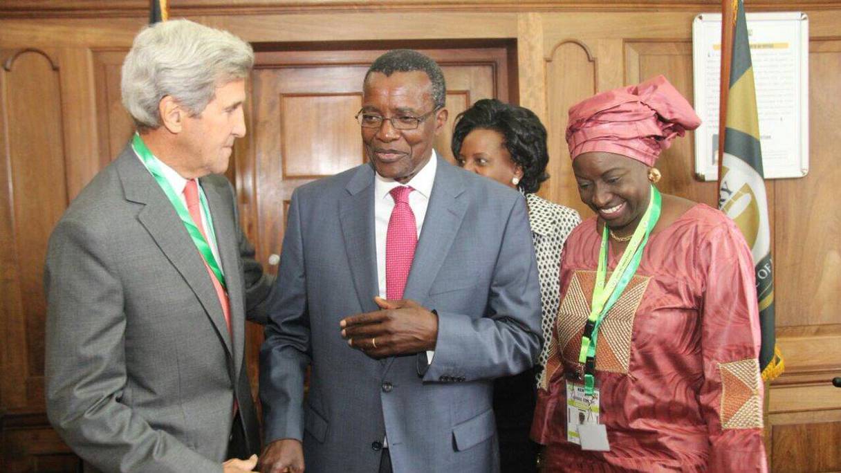 Le Juge David Maraga recevant les deux plus célèbre observateurs des élections kényanes: John Kerry et Aminata Touré. 