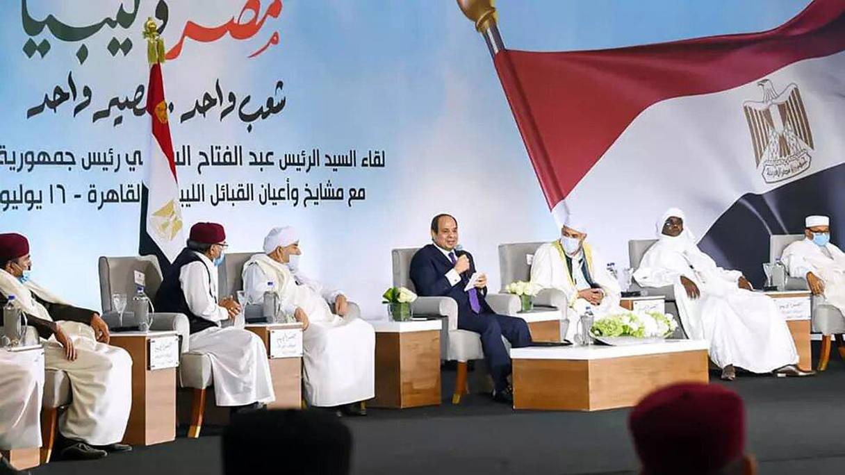 Le président égyptien Abdel Fattah Al-Sissi avec des leaders de tribus libyennes lors d'une conférence au Caire le 16 juillet 2020. 