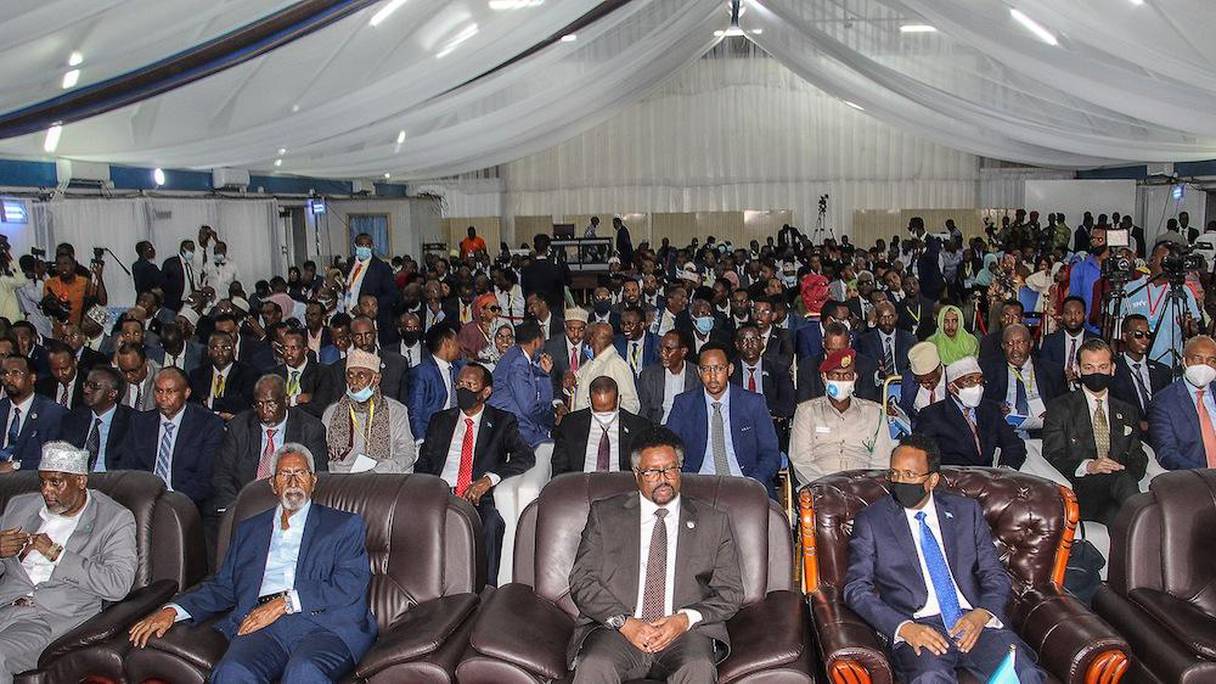 Le 27 mai 2021, le président somalien Mohamed Abdullahi Mohamed (dr.), connu sous le nom de Farmajo, assiste à une cérémonie de clôture après avoir conclu un accord avec les chefs d'État sur les conditions d'une nouvelle élection, au Conseil consultatif national sur les élections à Mogadiscio, en Somalie.