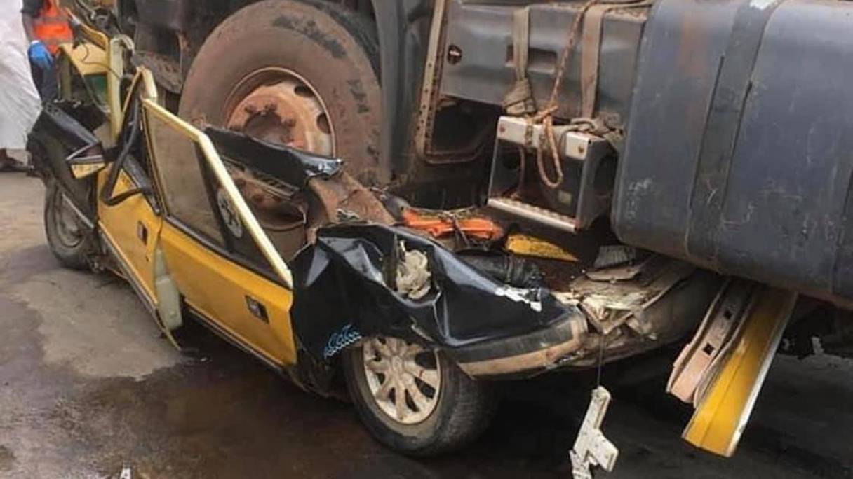 Le taxi a été littéralement écrasé sous les roues d'un camion à Kaolack au Sénégal. 
