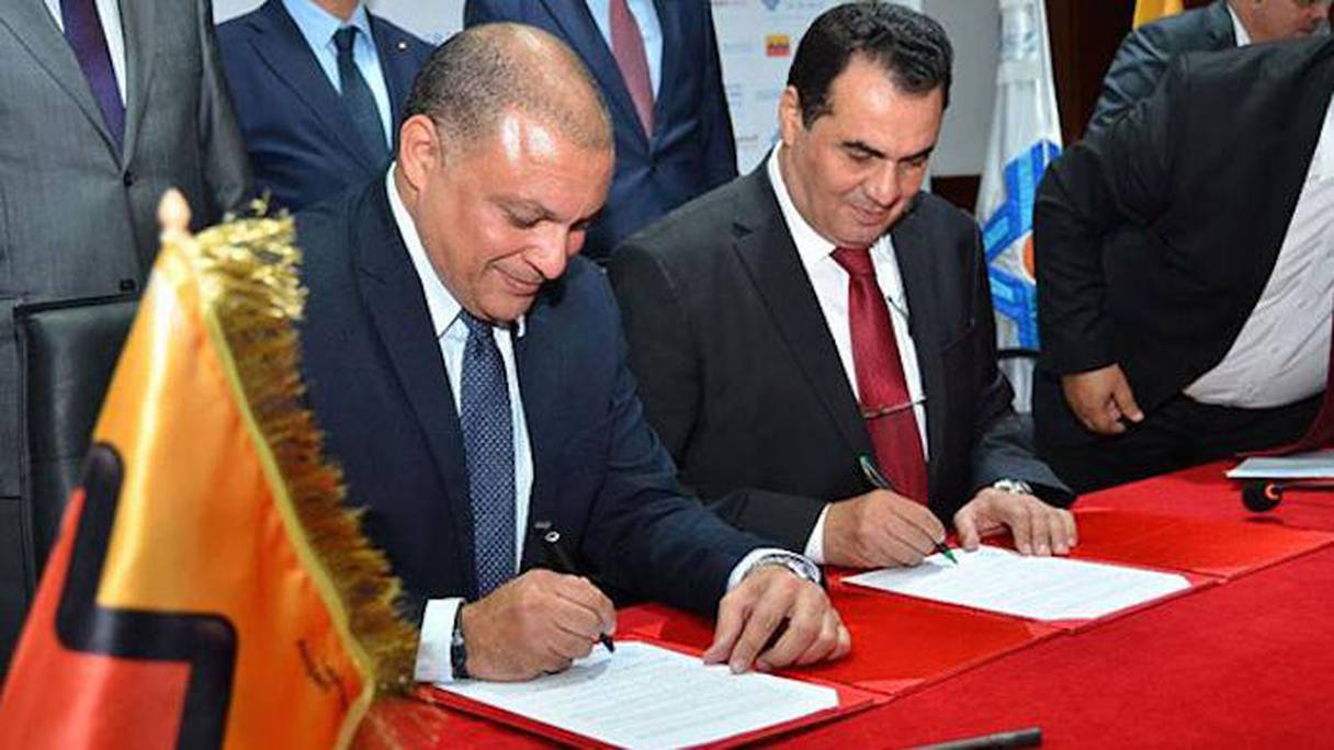 Hicham Seffa, directeur général d'Attijari bank Tunisie et Moncef Harrabi, PDG de la STEG, lors de la signature d'une convention de financement. 