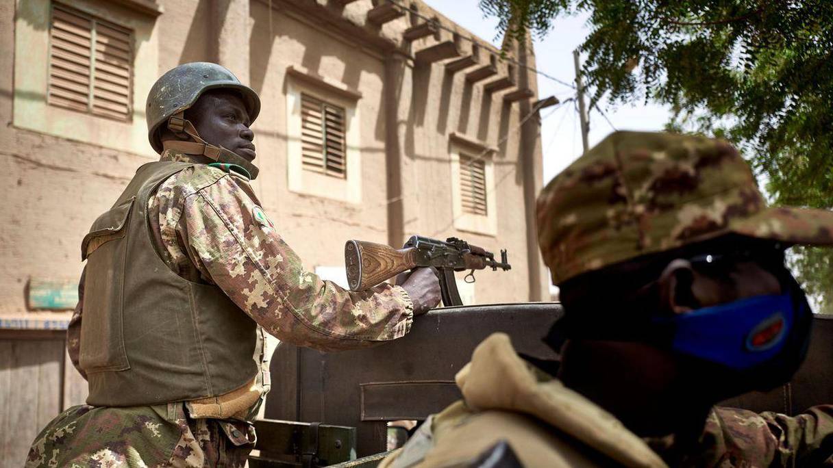 Des militaires maliens, dans un véhicule des forces armées. 