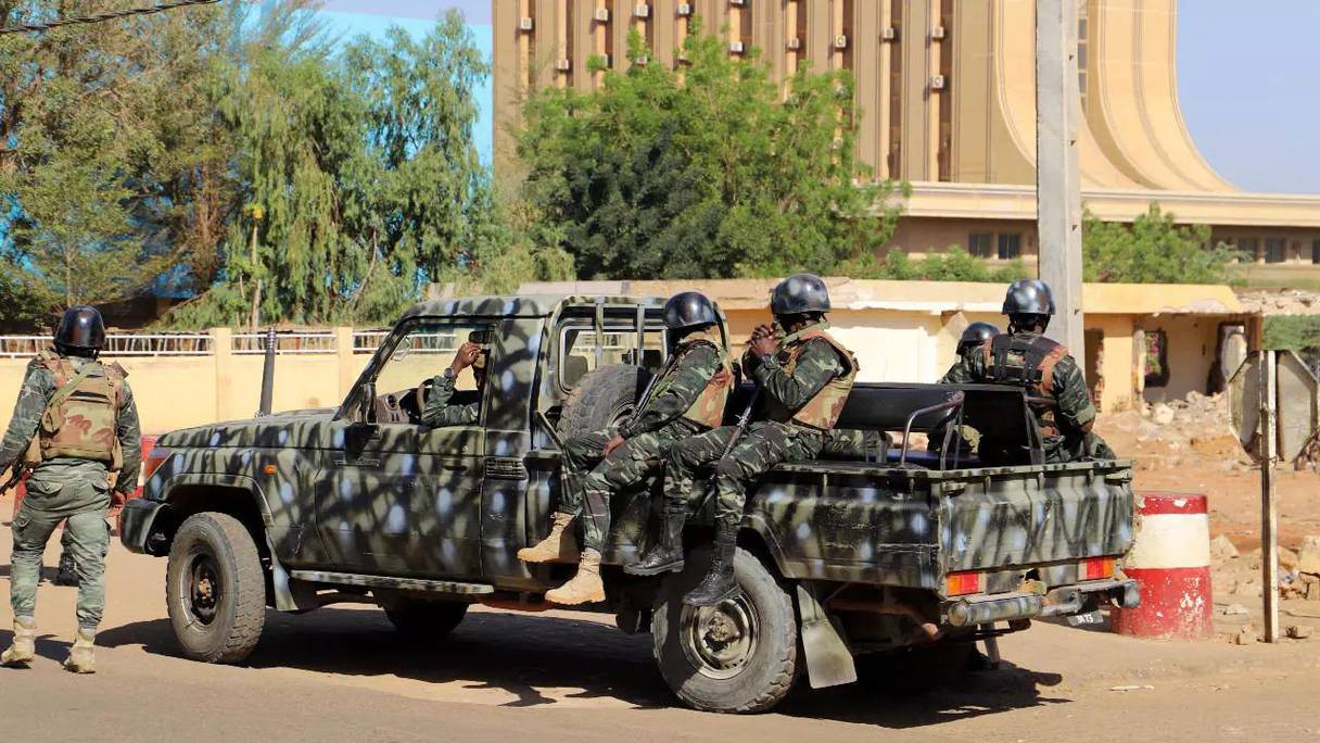 Des militaires à bord d'un pick-up, après la tentative de coup d'Etat à Niamey. 