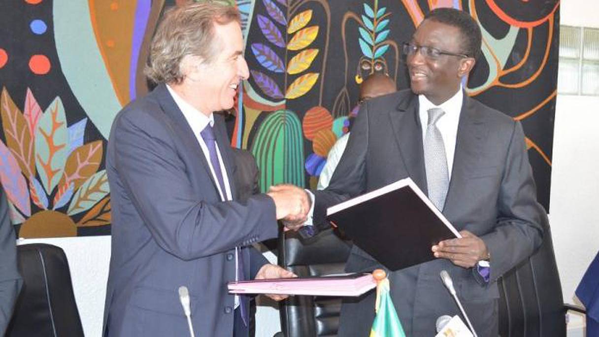 Christophe Bigot, ambassadeur de France au Sénégal, et Amadou Ba, ministre sénégalais de l’Economie, des Finances et du Plan.