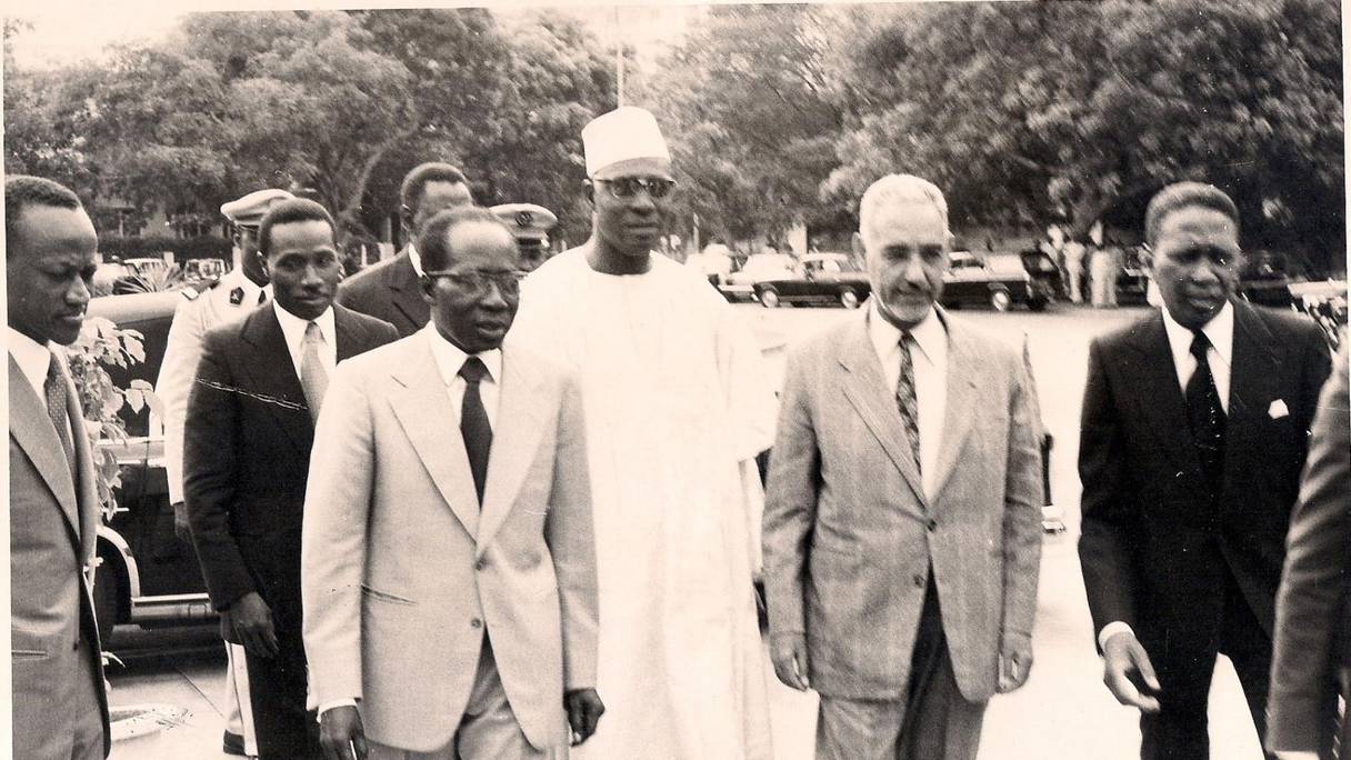 Léopold S. Senghor du Sénégal, Moussa Traoré du Mali et Ould Daddah de la Mauritanie, lors de la création de l'Organisation des Etats riverains du fleuve Sénégal en mars 1968. 