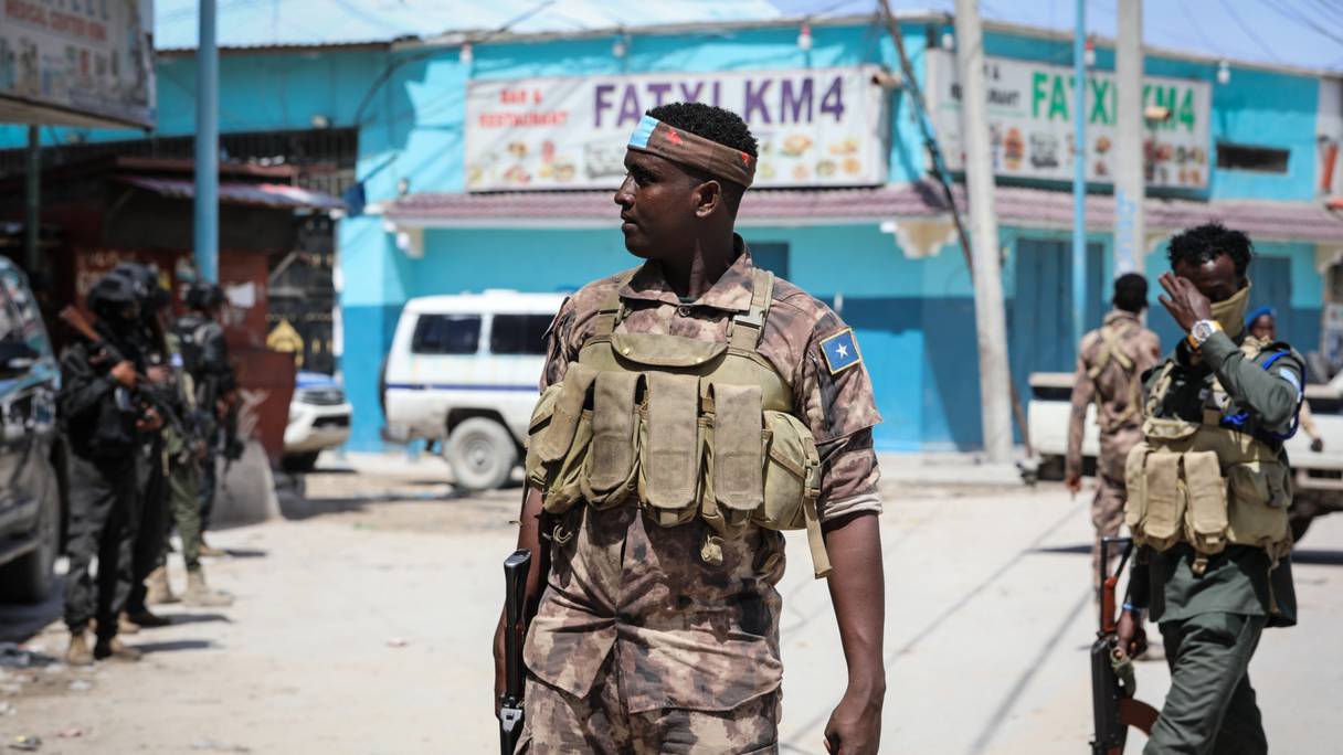 Des agents de sécurité patrouillent près de l'hôtel Hayat détruit après un siège meurtrier de 30 heures par des djihadistes d'Al-Shabaab à Mogadiscio le 21 août 2022.