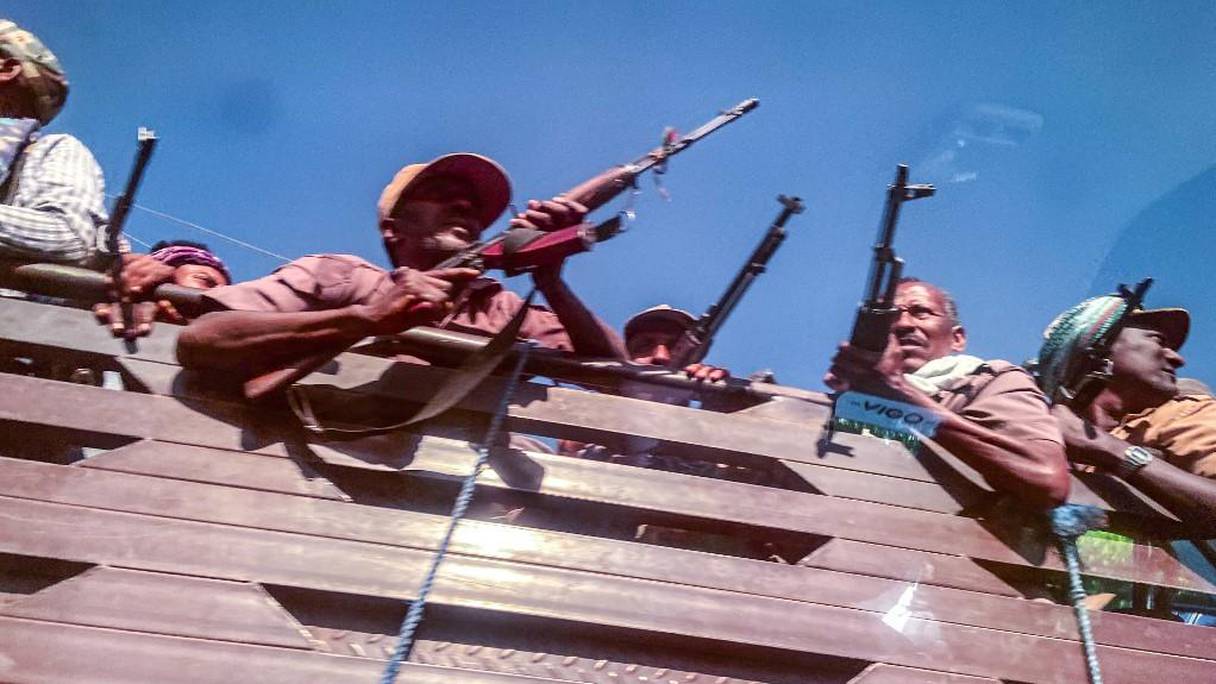 Des militiens de la province Amhara (Photo prise à travers les vitres d'une voiture). 