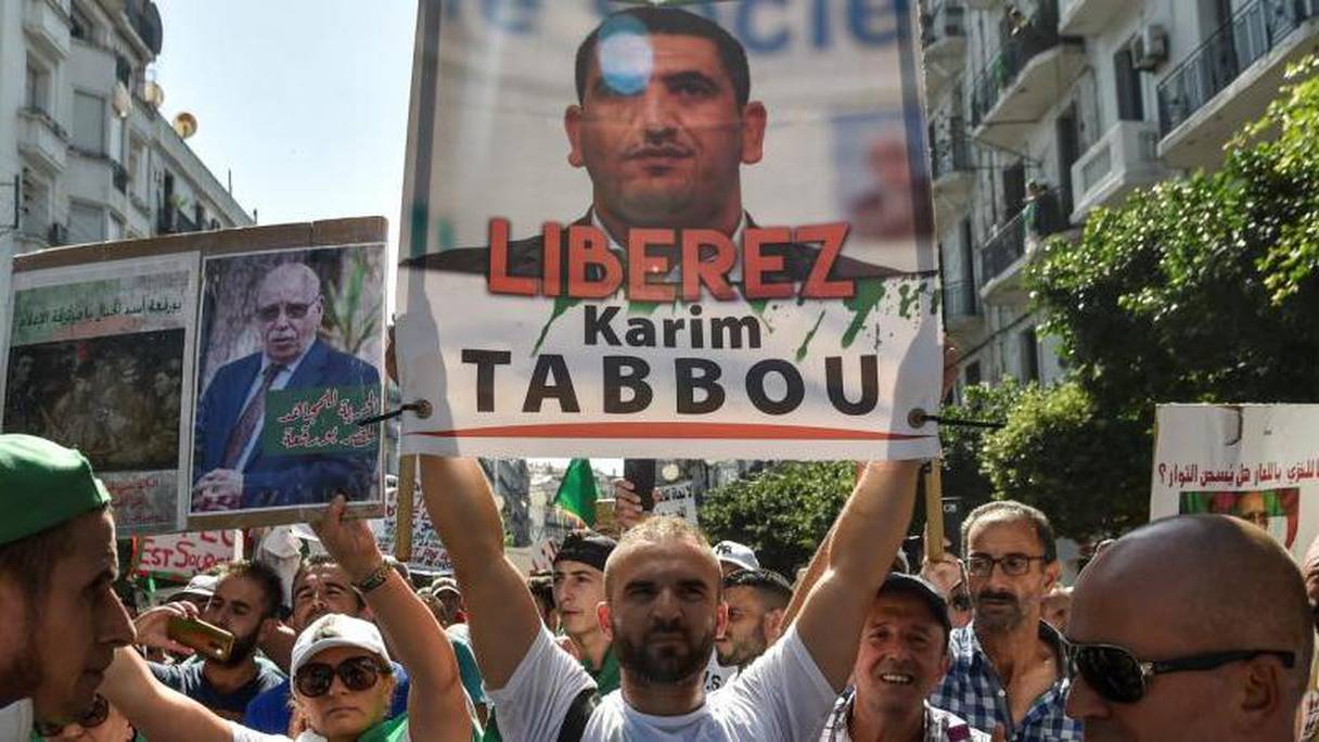 Un protestataire tenant un panneau réclamant la libération de Karim Tabbou lors d'une manifestation à Alger, en 2019 (Afp).