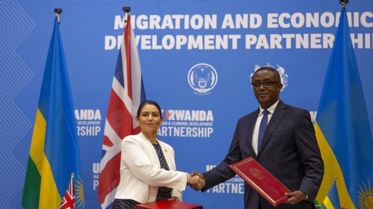 La secrétaire d'état britannique à l'Intérieur Priti Patel, à gauche et le ministre rwandais des Affaires étrangères Vincent Biruta, à droite, après l'annonce de l'accord entre les deux pays, lors d'une conférence de presse à Kigali le 14 avril 2022.
