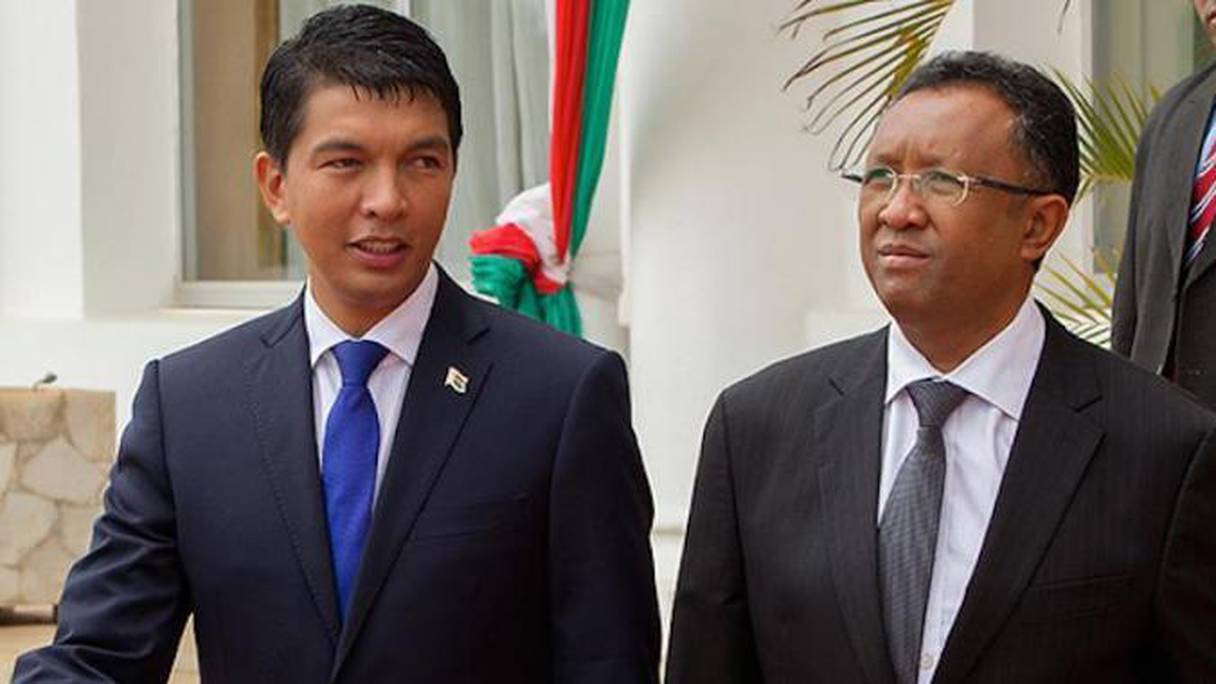 Le président Hery Rajaonarimampianina (à droite) et l'ancien président de la transition Andry Rajoelina.