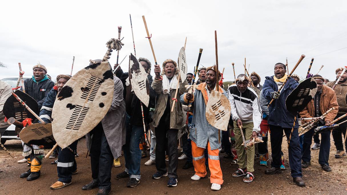 Des guerriers zulus, lors de l'intronisation du nouveau roi, août 2022. 