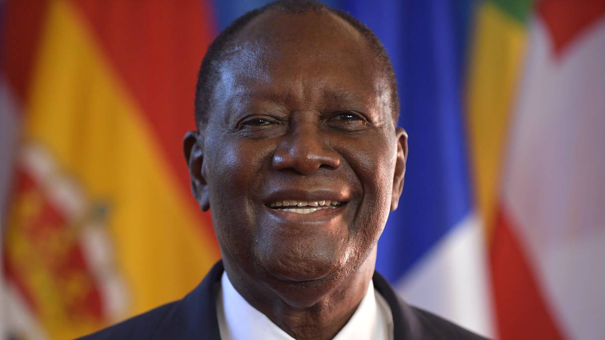 Le président ivoirien Alassane Ouattara pose à son arrivée pour les célébrations du 75e anniversaire de l'Organisation des Nations Unies pour l'éducation, la science et la culture (UNESCO) au siège de l'UNESCO à Paris le 12 novembre 2021.