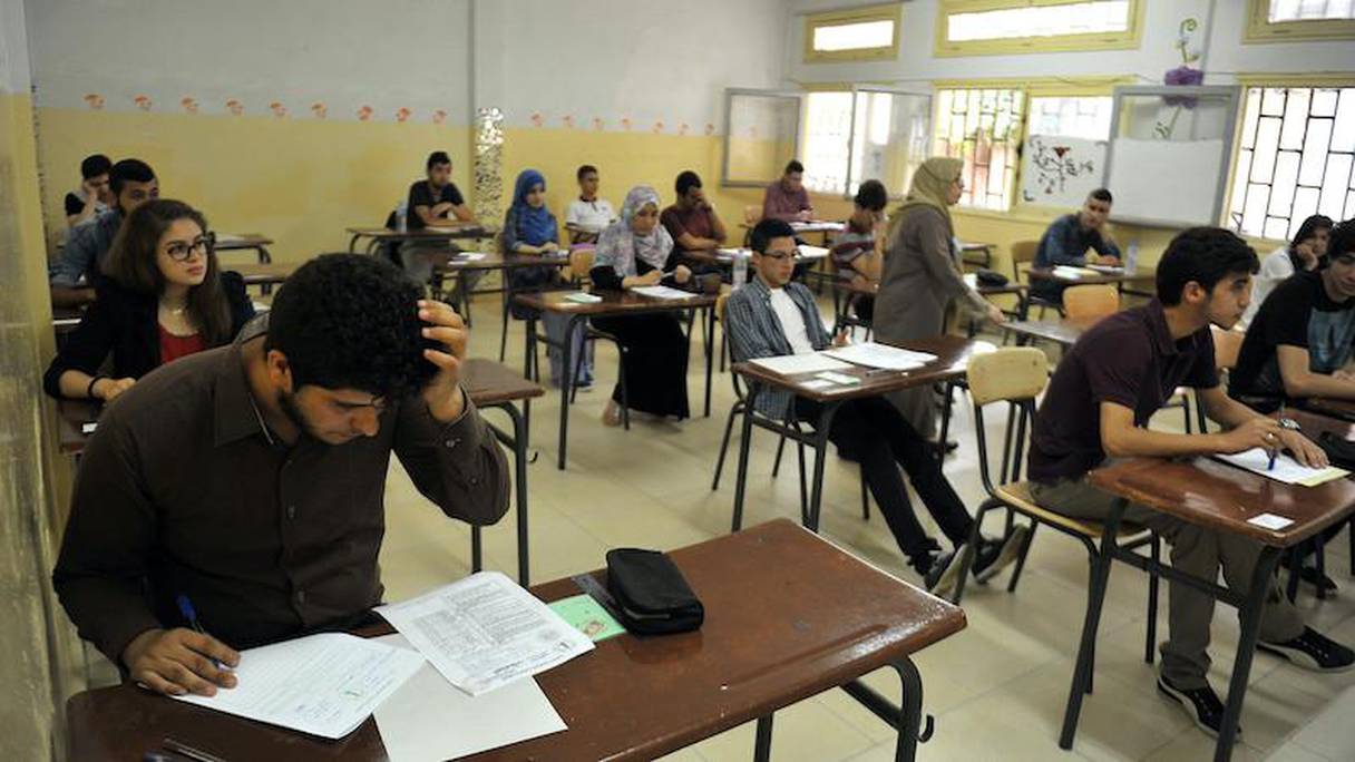 Des lycées algériens en salle d'examen. 