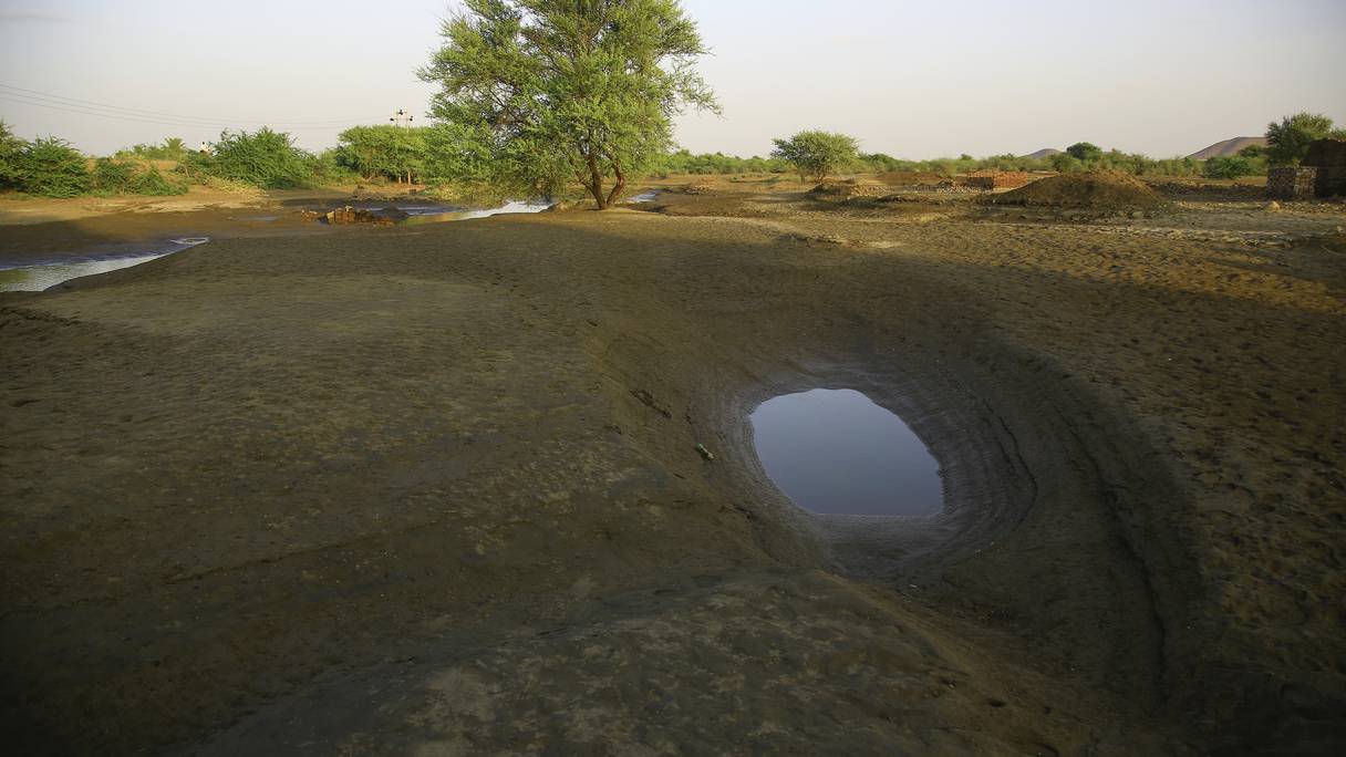 Une photo montre une vue d'une piscine et d'un canal asséchés près d'un atelier de briques traditionnel, sur la rive du Nil, près de la Sixième Cataracte connue sous le nom de cascade "Salbouka" et l'une des zones touristiques les plus importantes du Soudan, à environ 100Km au nord de la capitale le 22 octobre 2022. - Les pharaons l'adoraient comme un dieu, éternel porteur de vie, mais l'horloge tourne sur le Nil. Le changement climatique, la pollution et l'exploitation par l'homme exercent une pression existentielle insoutenable sur le deuxième plus long fleuve du monde dont dépendent des millions d'Africains.
